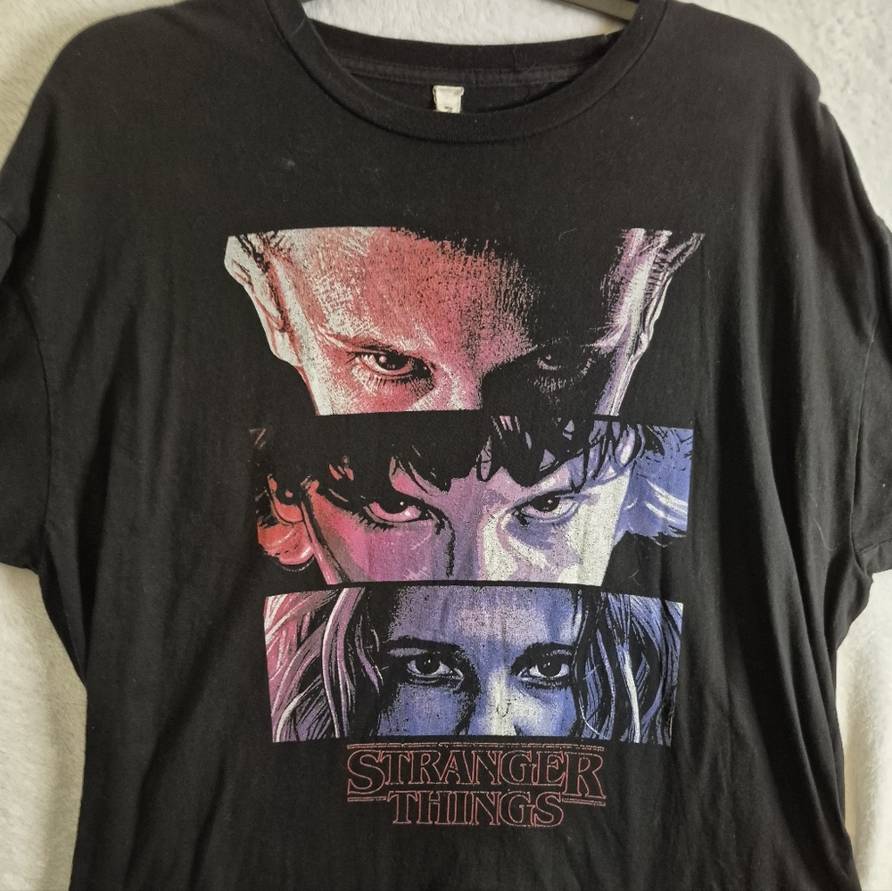 Stranger THINGS tee SHIRT  Adult L? 23" PIT TO PIT